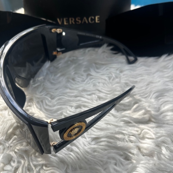 Versace Medusa Icon Shield Sunglasses( changeable lenses) - Picture 4 of 6